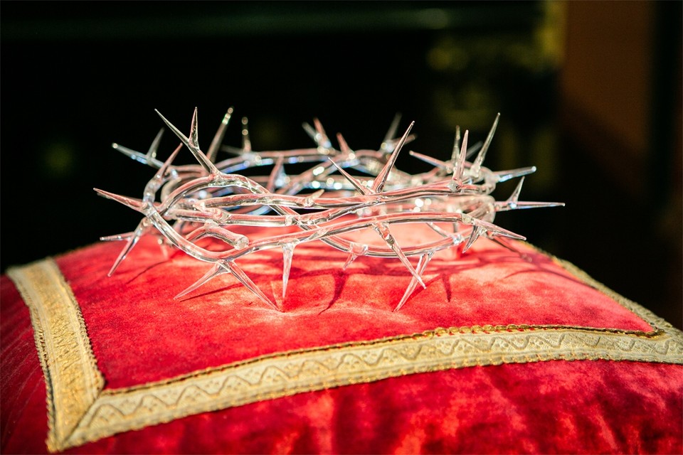De glazen doornenkroon of ‘Corona’ ligt vanaf nu in de kathedraal. “Het werk is kwetsbaar, maar schittert ook en dat past goed bij deze vreemde tijd”, zegt pastoor Bart Paepen.