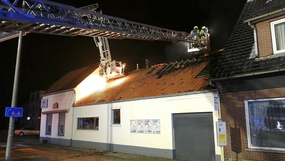 Bij aankomst van de brandweer sloegen de vlammen door het dak. 