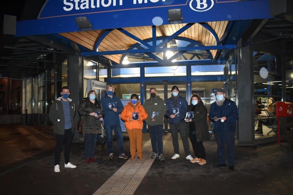 Enkele deelnemers van de lintjesactie aan het station. 