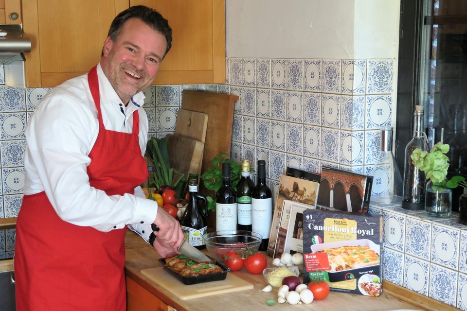 Maarten Staps versnijdt de zonet uit de eigen oven gehaalde cannelloni Royal. Buon appetito. 