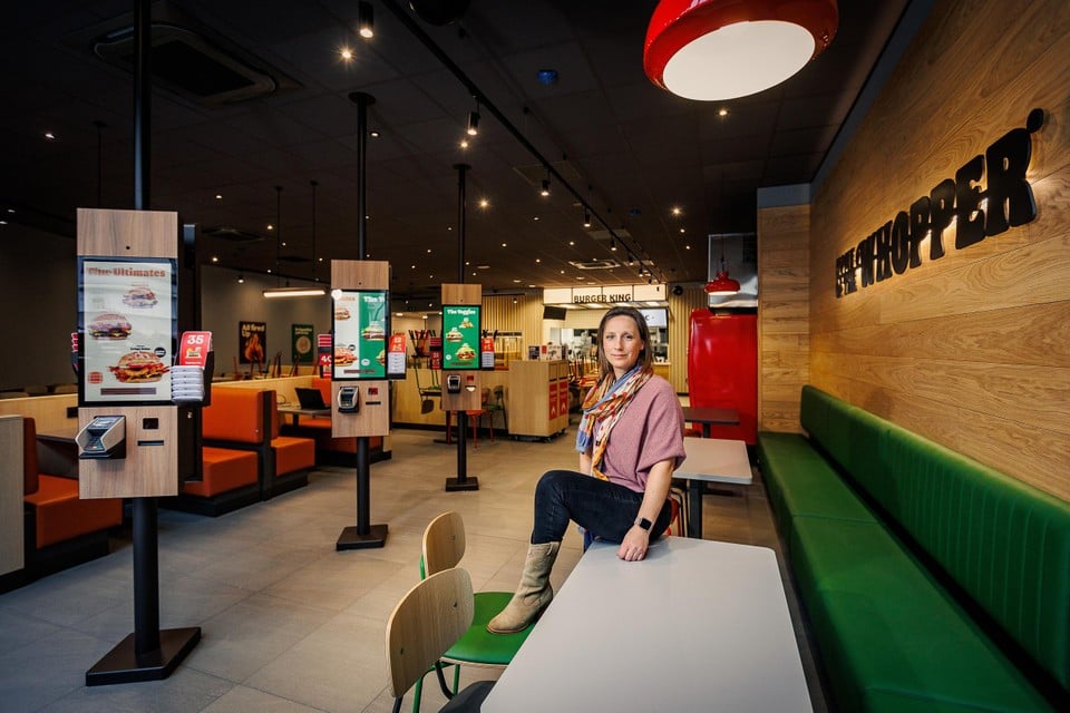 Zelfstandig uitbater Bieke Van den Brandt in de nieuwe Burger King in de Bruul. “Mechelen is nieuw voor mij, maar ik kijk er naar uit”, zegt ze.
