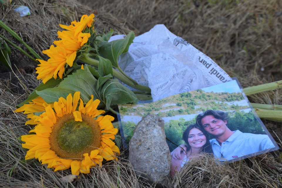 Een foto van slachtoffer Jarne met zijn vriendin Jolien op de plaats van het ongeval, waar veel vrienden maandag even stopten. 