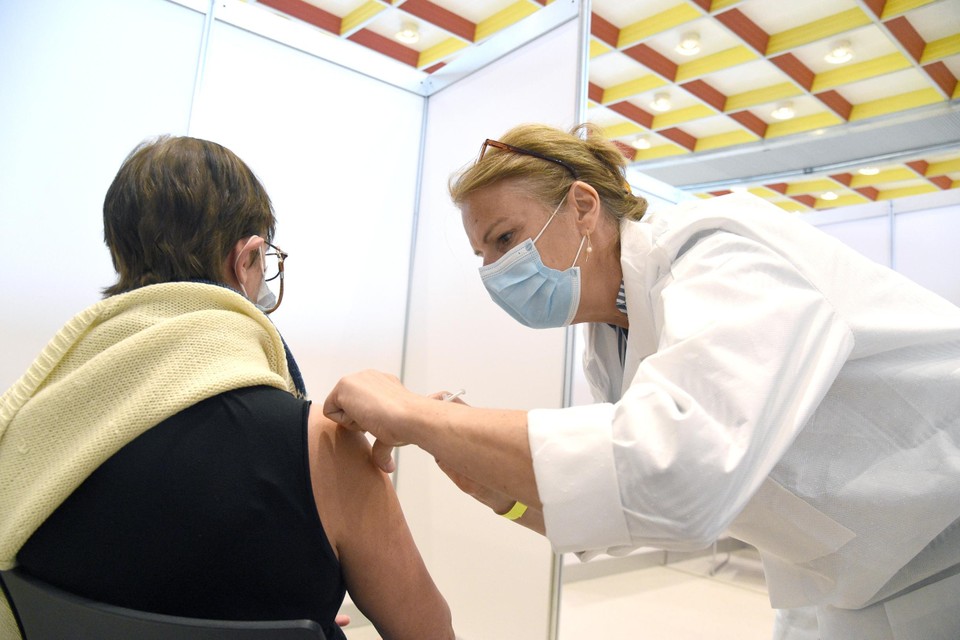 Archieffoto. Het nieuwe vaccinatiecentrum in Geel zette maandag op de startdag 1.259 spuitjes, waarvan 299 eerste prikken. 