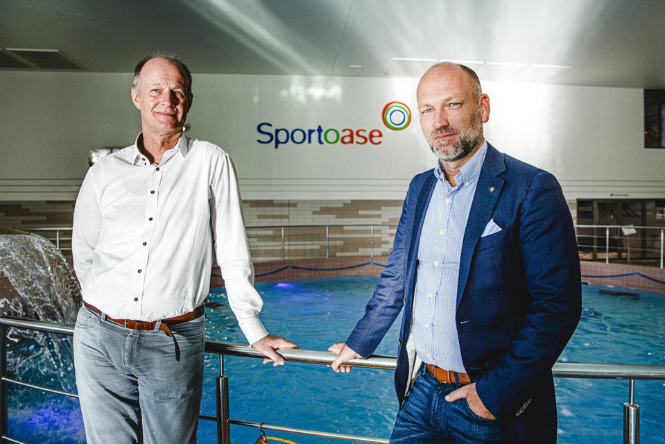 Sportoase-directeur Michael Schouwerts (r) met Eddy Cox, gedelegeerd bestuurder van bouwbedrijf Van Roey, de eigenaar van de Sportoase-groep. 