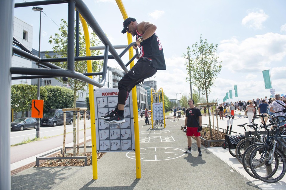 De calisthenicstoestellen op de vernieuwde Scheldekaaien zouden een mogelijke stop kunnen zijn in één van verschillende routes in de sportieve applicatie van het district Antwerpen.