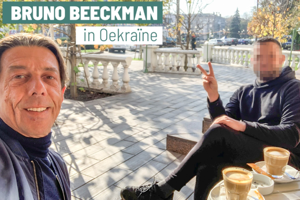 Bruno Beeckman met ‘Elvis’ op een terrasje in de stad Zaporizja. 