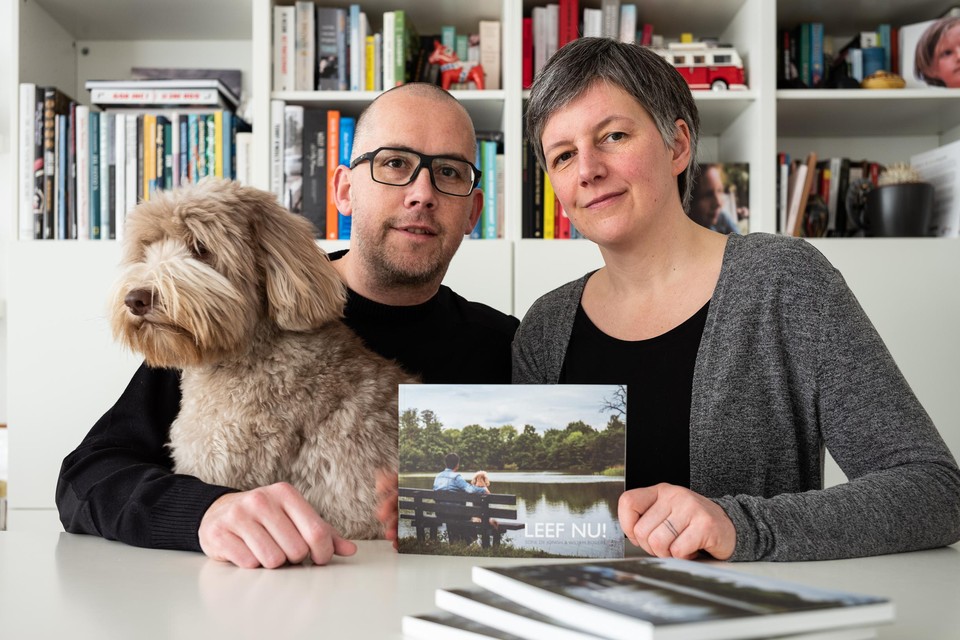 Willem Rosiers en Sofie De Jongh met het boek ‘Leef nu!’ 