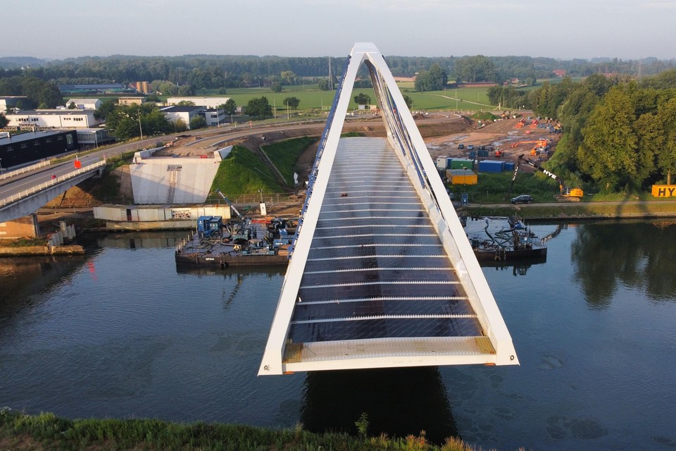 Het invaren van de nieuwe brug afgelopen zomer. Nu is ze aangesloten op de nieuwe wegenis.