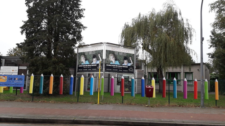 De 44 zesdejaars van basisschool De Brug zitten sinds afgelopen week in quarantaine. Maandag 18 oktober komt de testbus opnieuw langs.