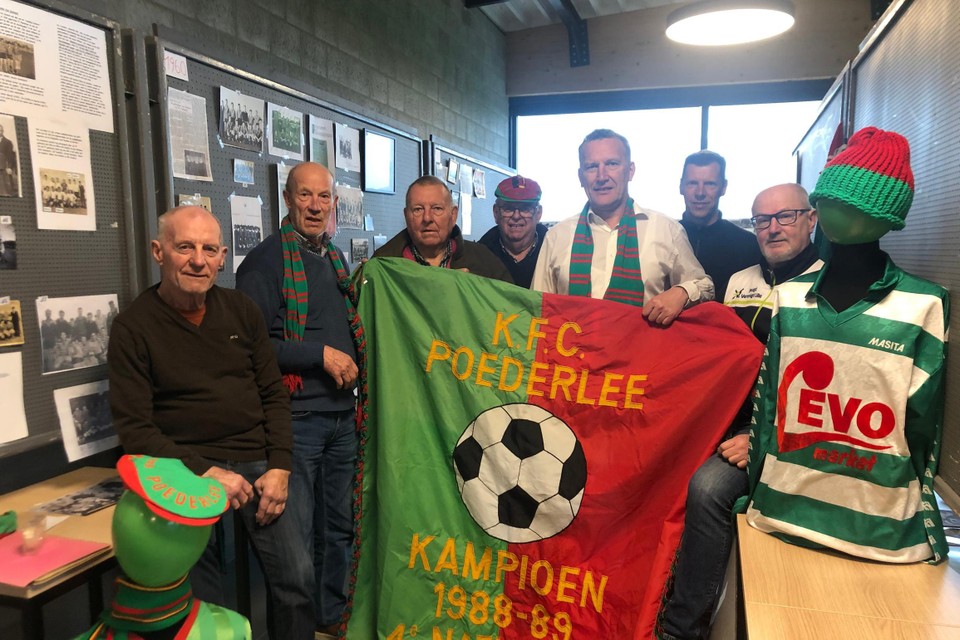 Ludo Alen, Sooi Vos, Sooi Willems, Marc Tegenbos, Patrick Van De Vel, Tom Buermans en Jos Heylen stellen in de kantine van KVC Lille United de expo over 100 jaar voetbal in Poederlee op.