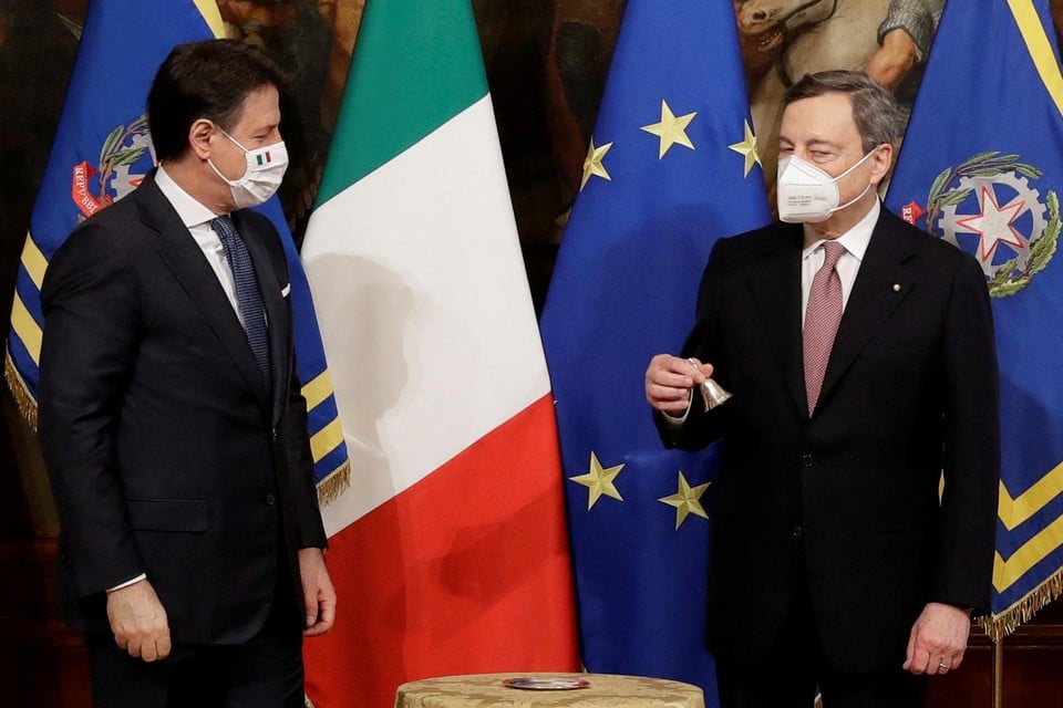 Het is tot een breuk gekomen tussen premier Draghi (rechts) en Giuseppe Conte, de leider van de Vijfsterrenbeweging. 