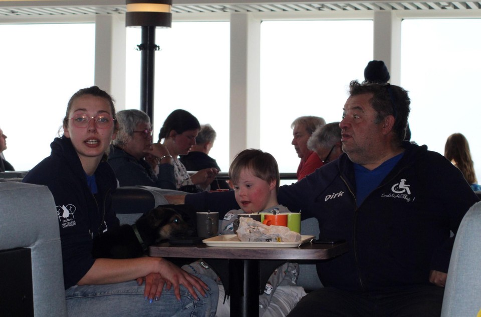 Dirk op de boot naar Terschelling met gast Lenne en zijn dochter Femke, die de werking op termijn wil overnemen.
