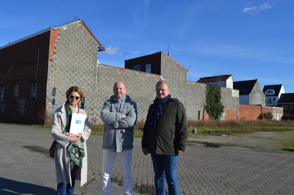 Isabelle Huybrechts, Francis Vrancken en Luc Neefs van DCA waar vroeger de bouwmaterialen van Van Pelt lagen. 