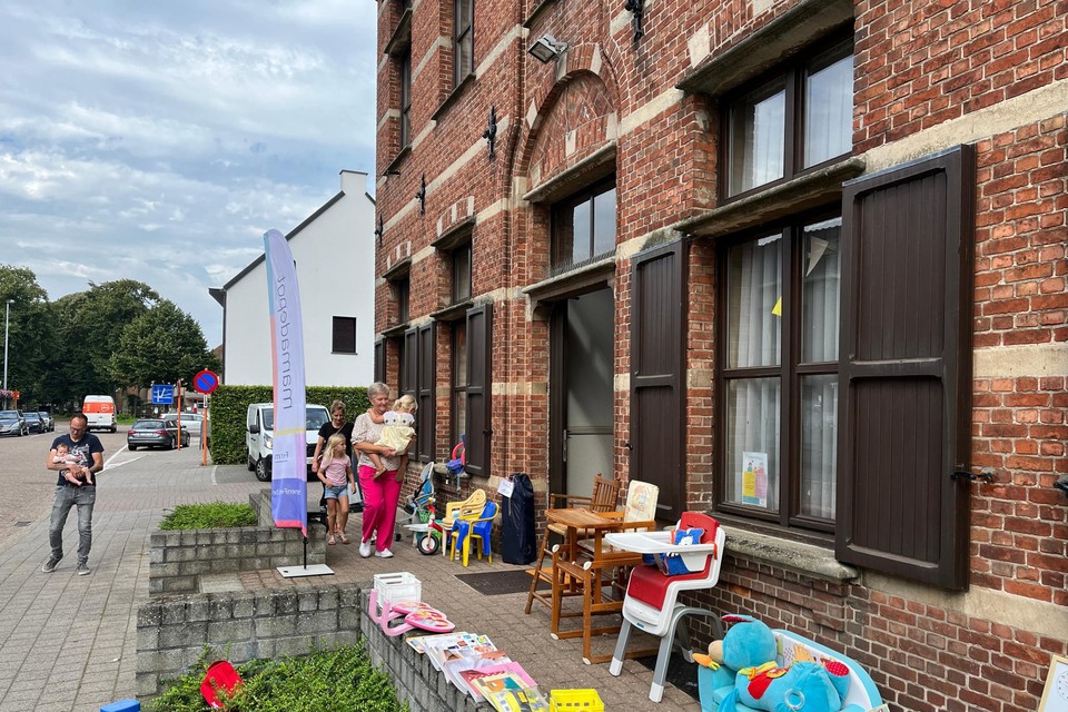 Het Mamadepot in de Kerkstraat in Lille biedt naast tweedehands kledij, speelgoed en andere materialen voor kinderen ook herbruikbare schoolspullen aan.