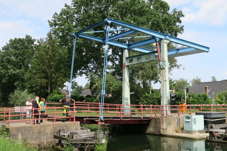 Overleg op de kapotte brug 13 om die zo snel mogelijk weer aan de praat’ te krijgen. Dat lukte rond 17 uur.