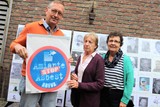 thumbnail: Eric, Hilde en Lutgarde voor de foto’s van de dodelijke slachtoffers. Ze vechten al twintig jaar voor rechtvaardigheid.