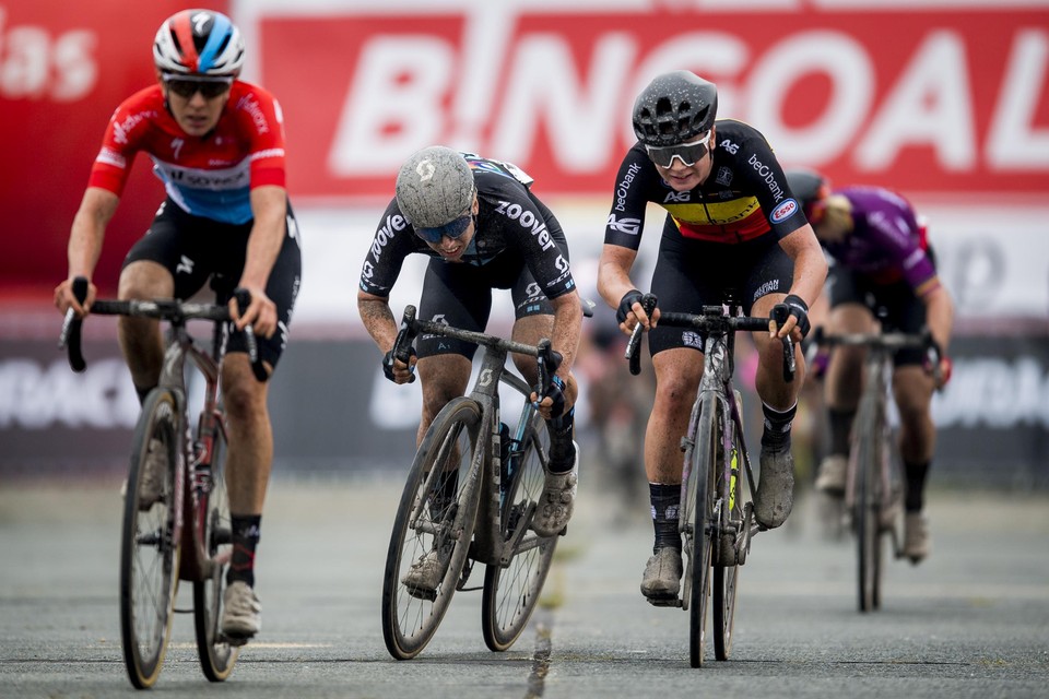 In de spurt voor de tweede plaats waren Christine Majerus en Lorena Wiebes net te sterk voor Lotte Kopecky (rechts).
