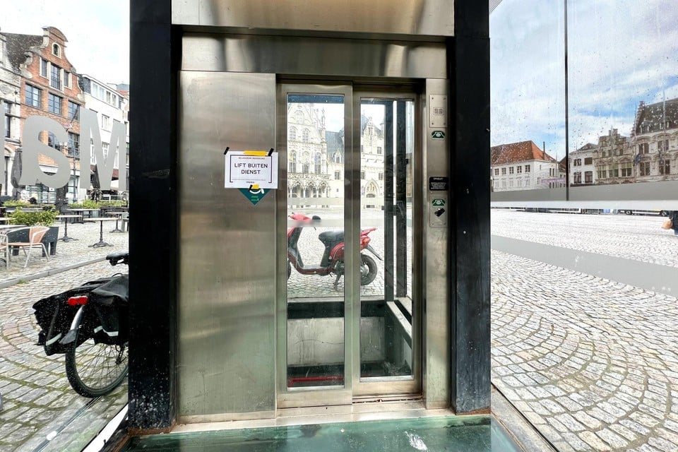 De lift van de ondergrondse parking Grote Markt is intussen maanden buiten dienst.