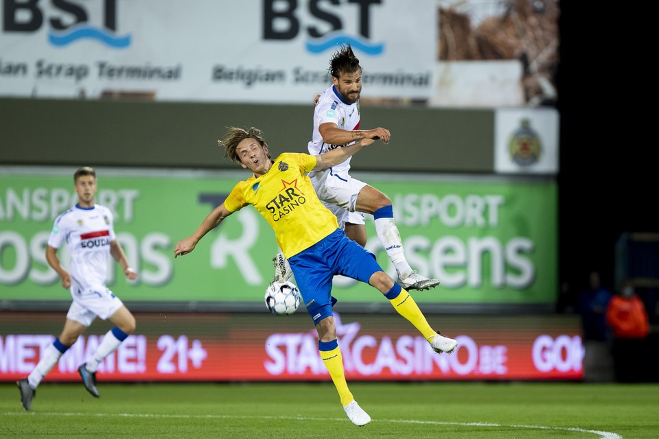 Waasland-Beveren - Westerlo: Joan Simun Edmundsson in een onorthodox duel met bezoeker Pietro Perdichizzi.