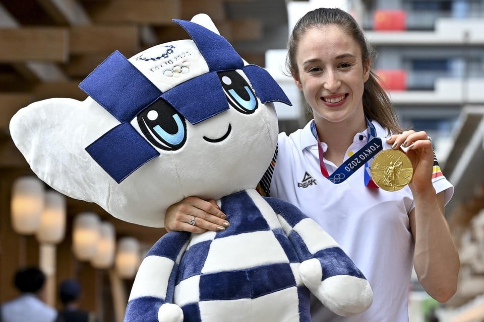 Nina Derwael poseert met mascotte en gouden medaille. 