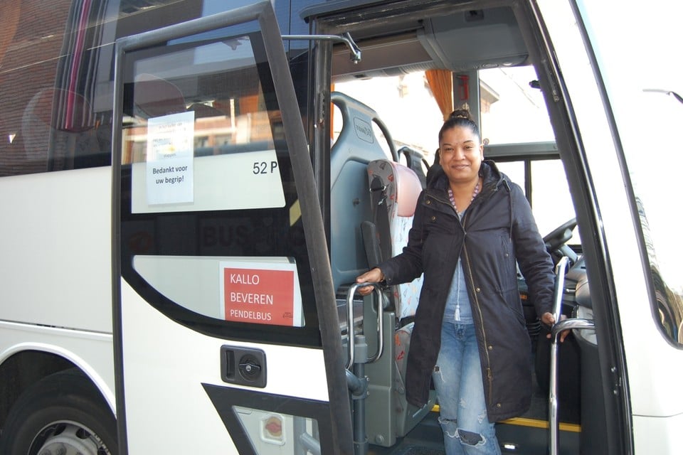 Candy blijft met haar pendelbus rijden, ook al zitten er telkens maar drie of vier mensen op.