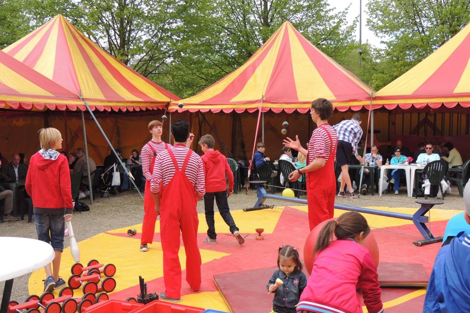 Op het terras geeft de circusschool allerlei workshops.