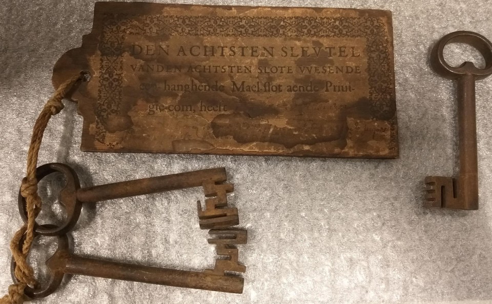 The keys were labeled with which lock it opened and who the key keeper was.  In this case it concerns the eighth key, in the possession of the first pensioner, one of the two lawyers who advised the city council. 