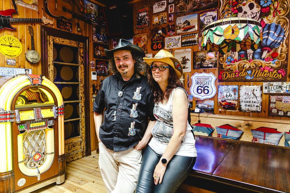 Niko Witvrouwen en Anneleen Van Herbruggen in hun woonkamer. “We wilden er één grote saloon van maken.” 