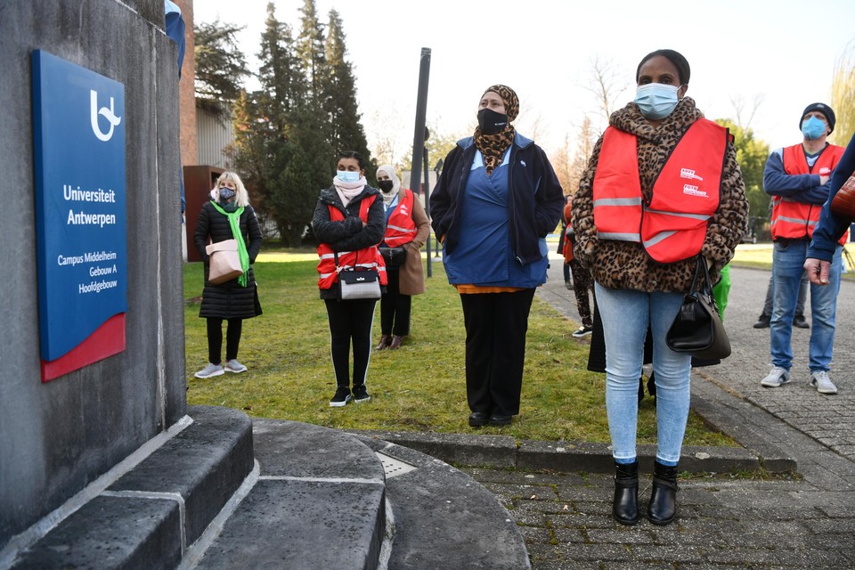 Schoonmakers, vakbonden, personeel en studenten voeren actie aan het rectoraat van Universiteit Antwerpen.