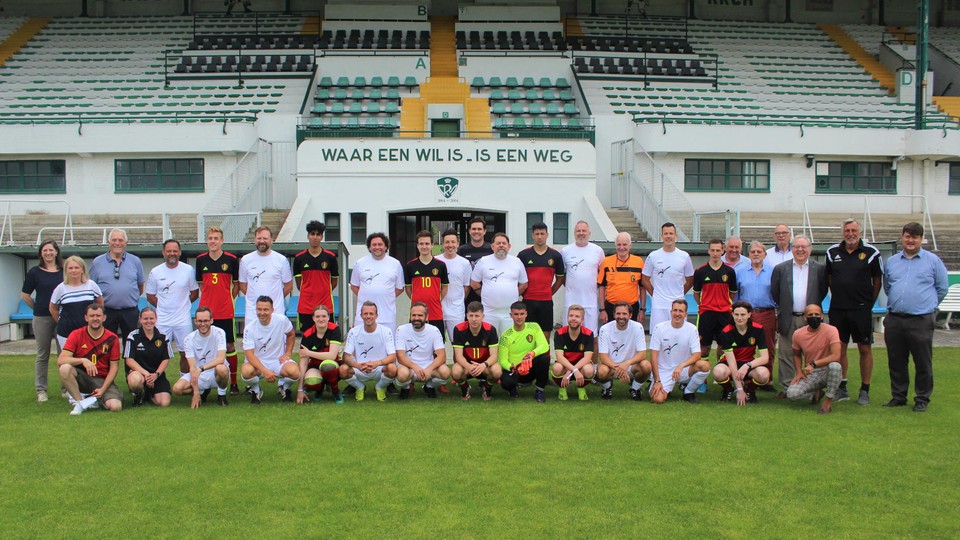 Het Unified-team en de ploeg BV’s samen voor de wedstrijd. 