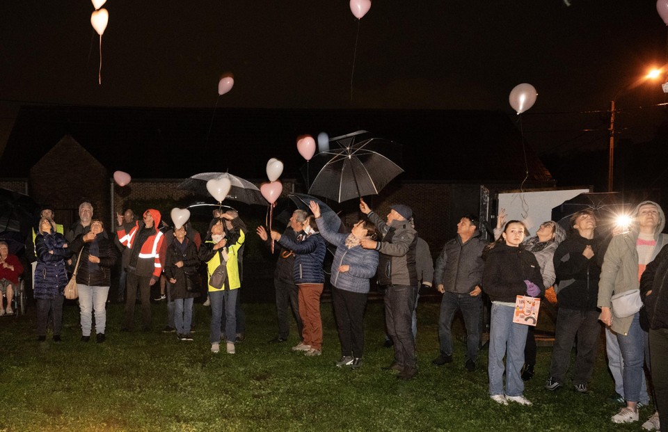 De ruim honderd aanwezigen lieten ballonnen in de lucht als eerbetoon aan Tim.