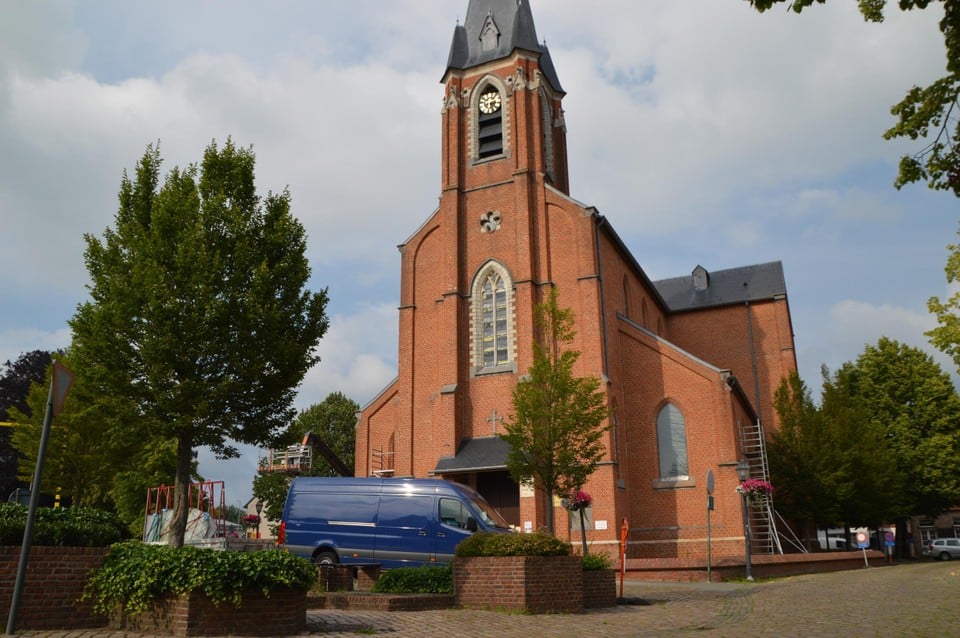 Het kerkplein van Emblem. Momenteel krijgt de kerk enkele nieuwe ramen.