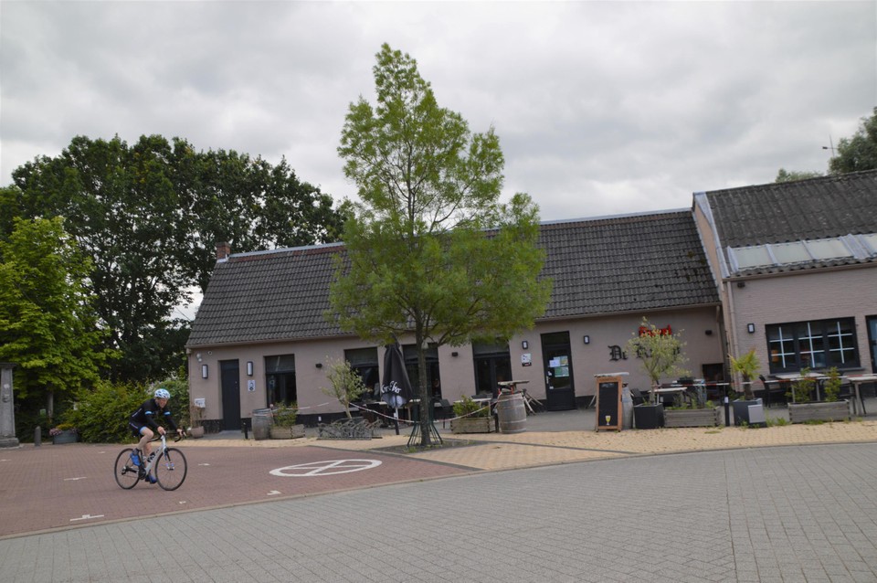 De Kroon in Viersel. Dinsdag stopten er nog wagens van klanten die nog niet op de hoogte waren van de tijdelijke sluiting.