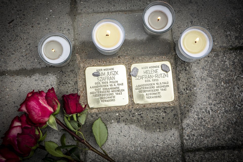 De struikelstenen ter ere van Judiths tante en haar man, die ook allebei omkwamen in Auschwitz. 