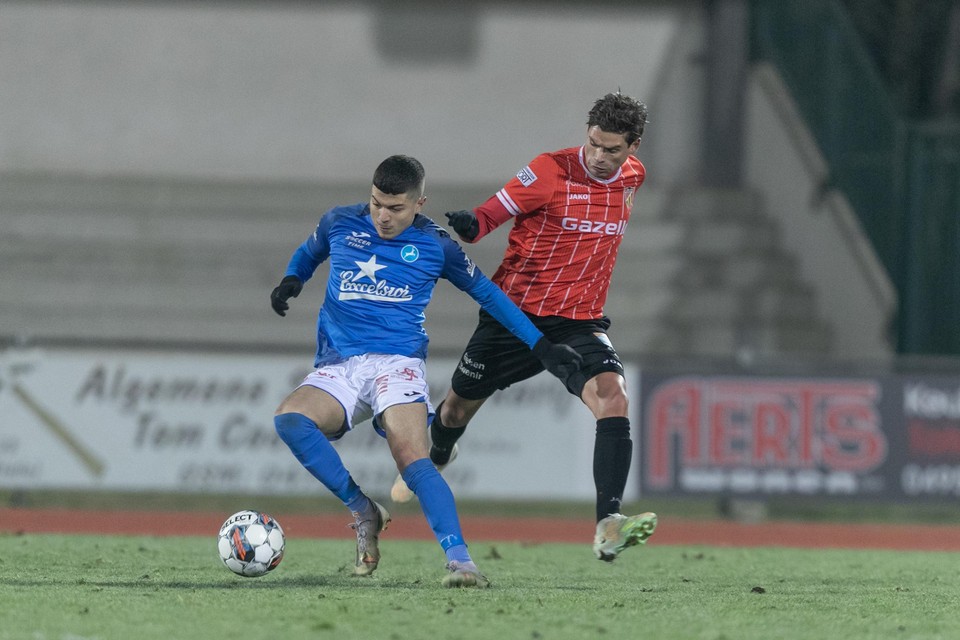 Jaric Schaessens (rechts), goed voor twee goals, probeert de bal af te pakken van Turnhout-speler Akram Tourki.