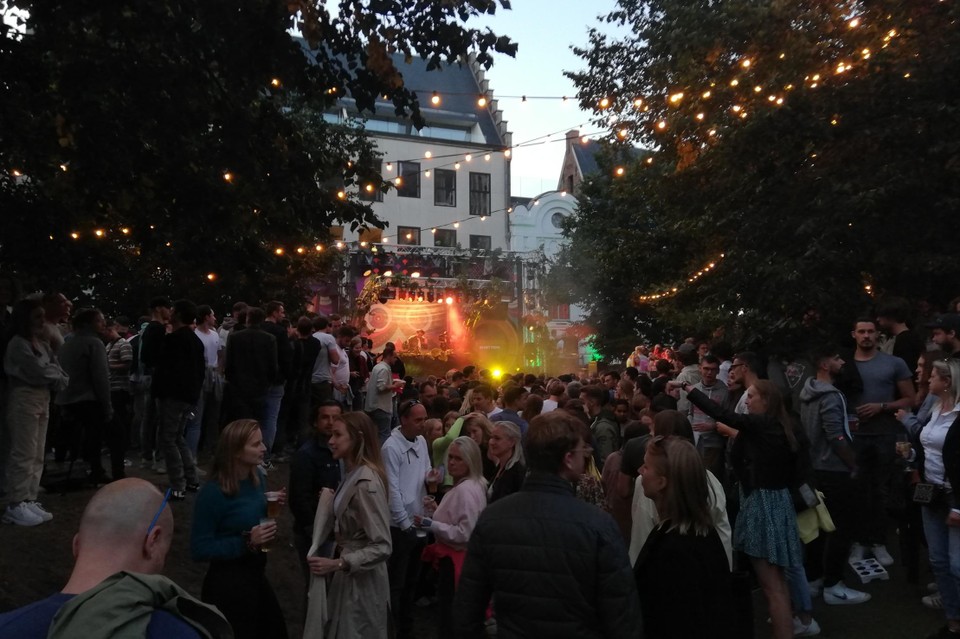 Eén van de locaties die geregeld afgesloten moest worden wegens te druk, was Mirage Onder den Toren aan de Wollemarkt.