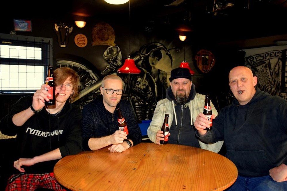 De huidige bezetting van Asermoietuitkomt bestaat uit Gaétan Van der Auwermeulen (drums), Steven Anthonis (gitaar), ﻿Robby Weber (bas) en Ronny Vermeylen (zang). 