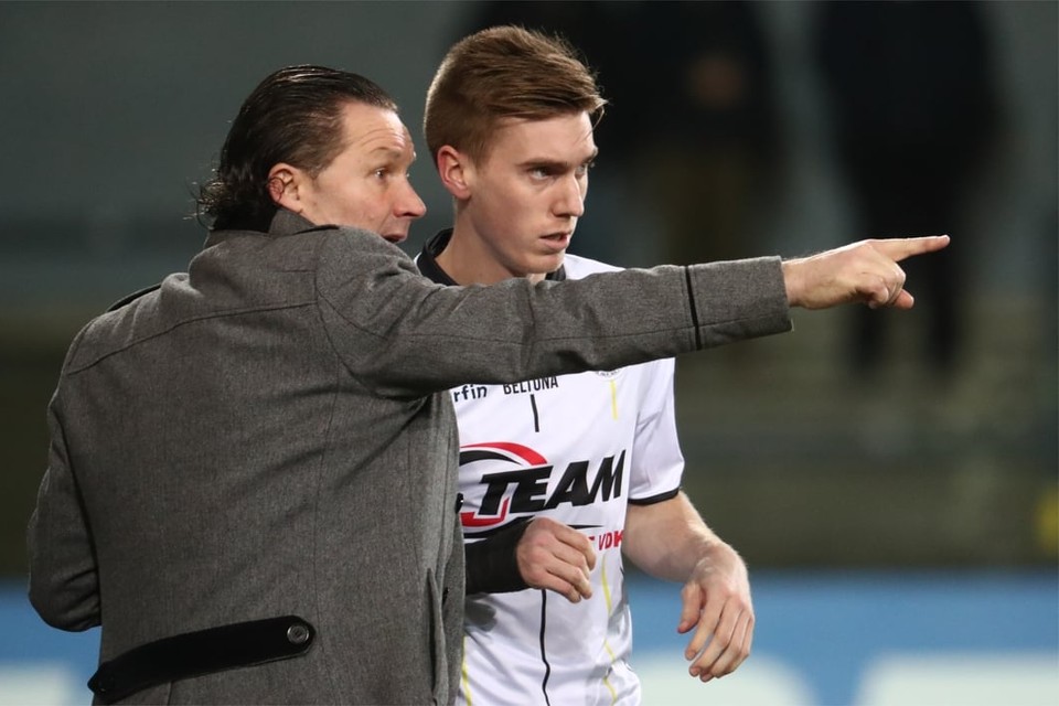 Bob Straetman krijgt nog wat aanwijzingen van zijn toenmalige coach Stijn Vreven bij het ondertussen failliet verklaarde Sporting Lokeren.