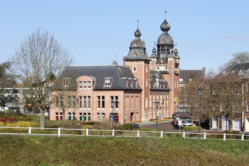 Beide wandelingen passeren het gemeentehuis.