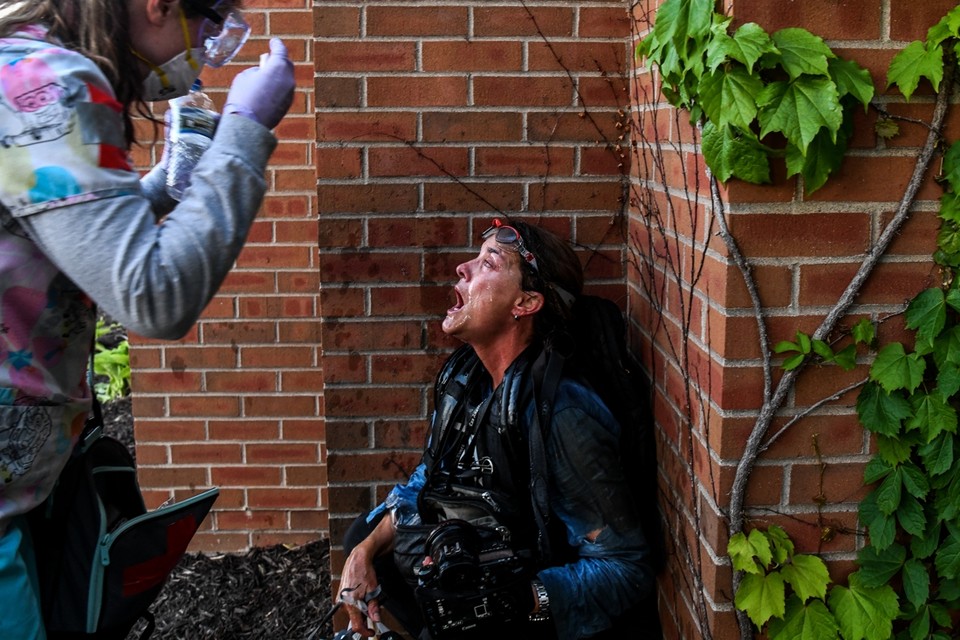 Een journalist wordt medisch bijgestaan na een charge met traangas in Minneapolis. 