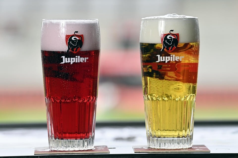De rode pils versus de gewone. “Een andere kleur, maar dezelfde smaak”, klinkt het.