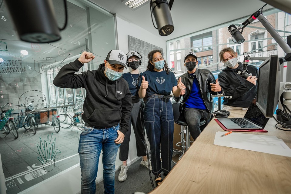 De jonge wolven in de vernieuwde radiostudio van Project Wolf.