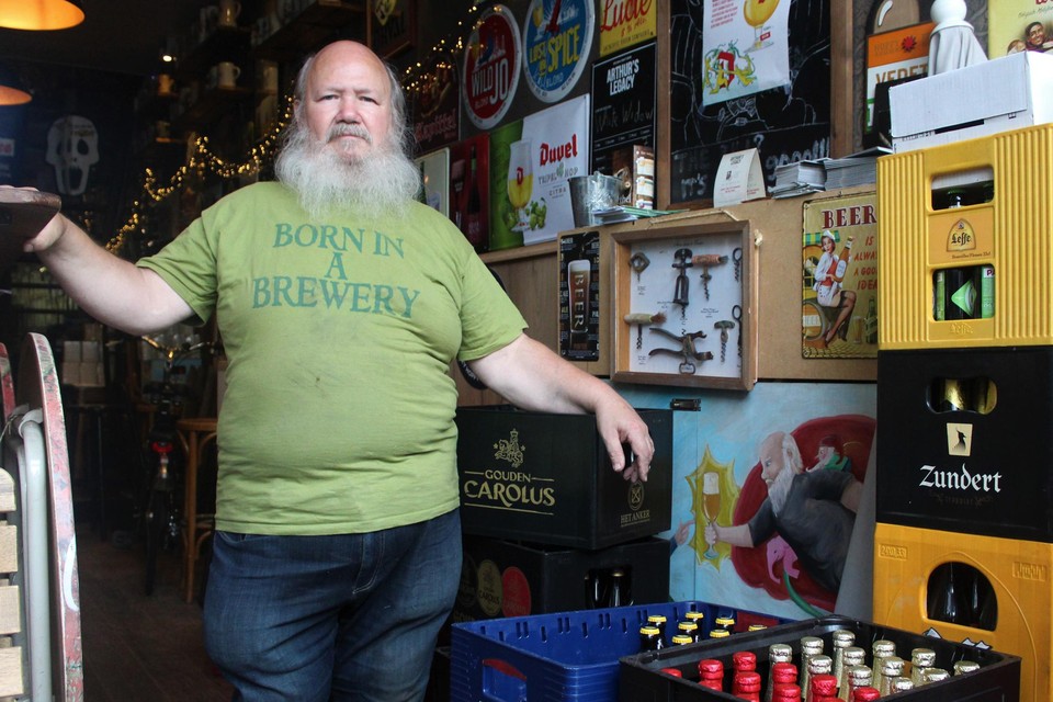 Uitbater Gerard Walschaerts van ‘Den Stillen’ tussen de bakken bier, die noodgedwongen in het café staan.