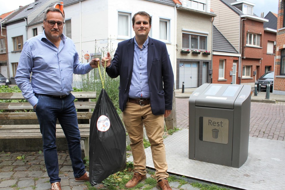 Schepen Ivo Andries en burgemeester Rik Verwaest treffen aan de OCT in de Wijngaardstraat een gedumpte vuilniszak aan. Die wordt later onderzocht. 