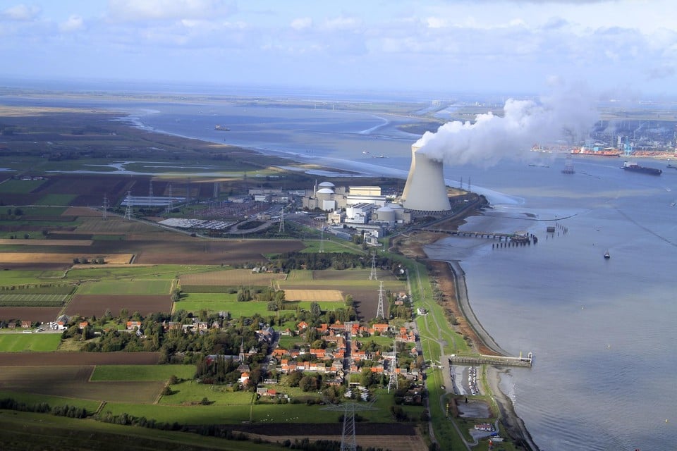 Het dorp Doel onderaan, met hogerop de kerncentrale van Doel. 