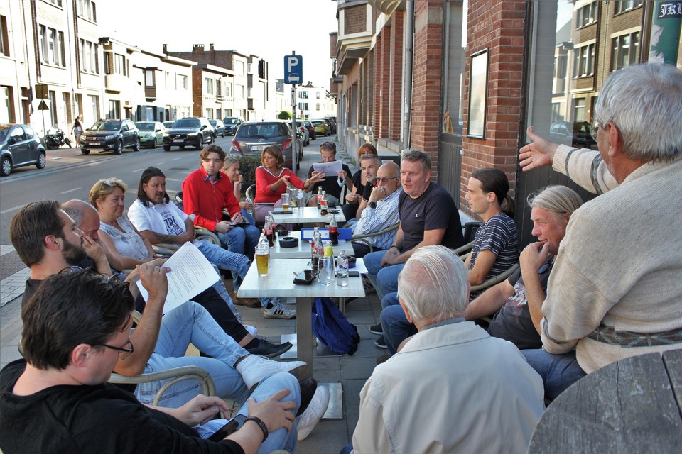 Bezorgde wijkbewoners bespreken de bouwplannen van Retrabouw.