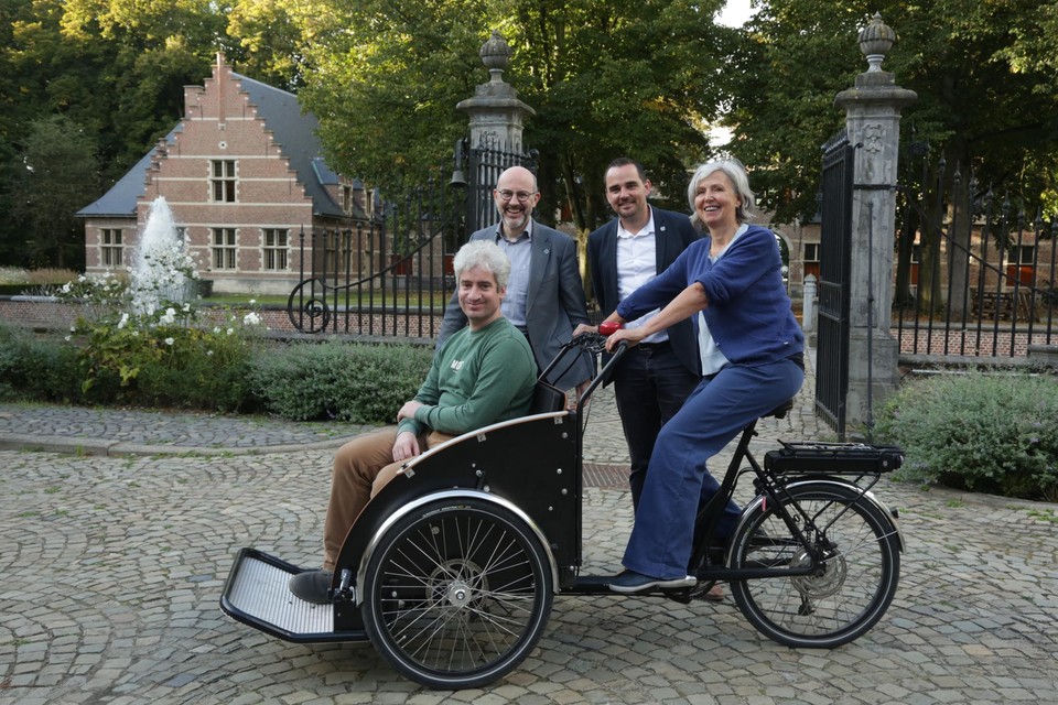 Het riksja-idee komt van leerkracht Anny Joossens. Tom De Backer (in de riksja) wil een freerunnigparcours realiseren. Achteraan: districtsschepen Mick De Maere (rechts) en districtsburgemeester Koen Palinckx.