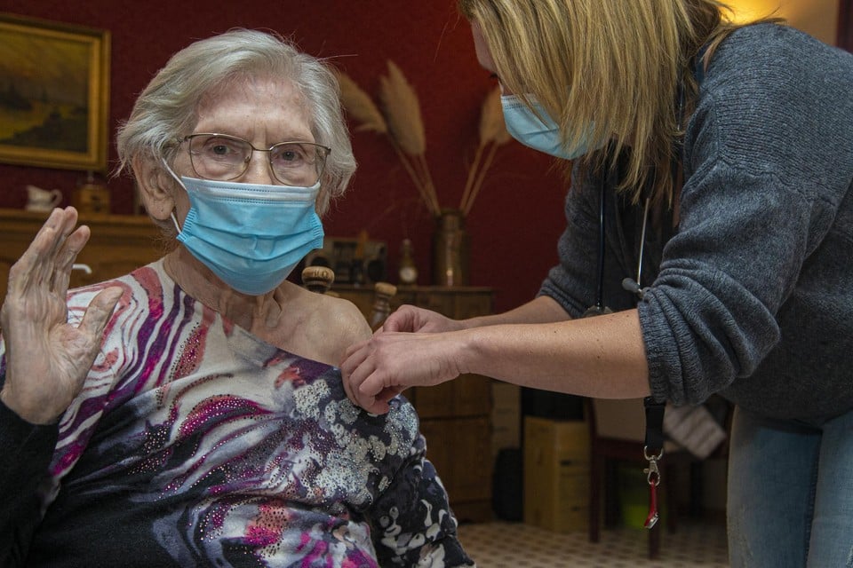 Paula Sannen krijgt haar eerste coronavaccin toegediend.