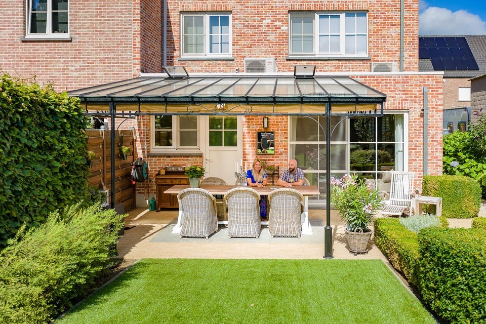 De terrasoverkapping verlengt de woonkamer van Els en Philippe tot in hun tuin.