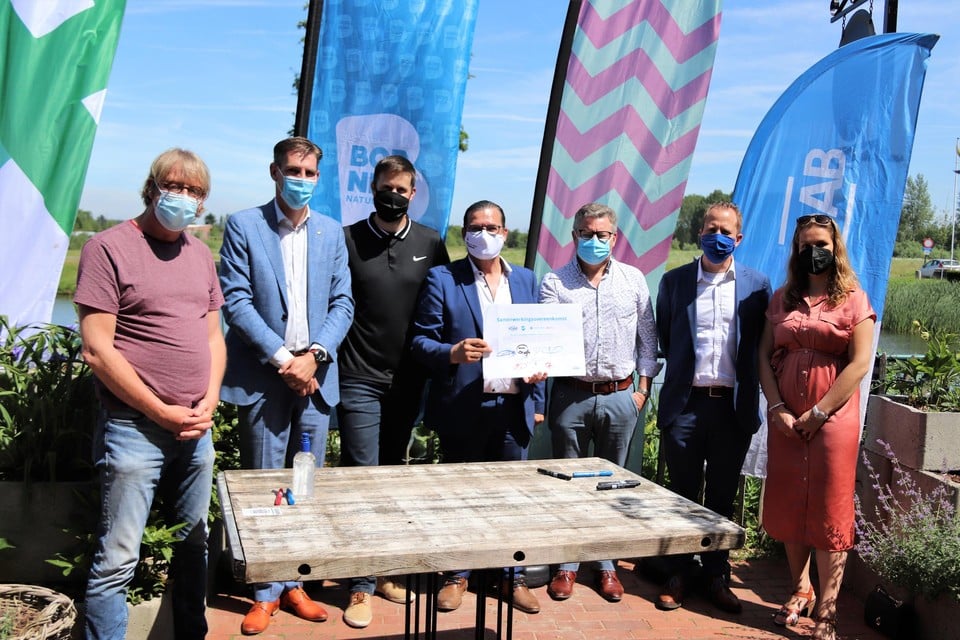 De burgemeesters en de schepenen van sociale zaken van Willebroek, Puurs-Sint-Amands en Bornem samen met Bjorn Cuyt van VDAB (tweede van links)